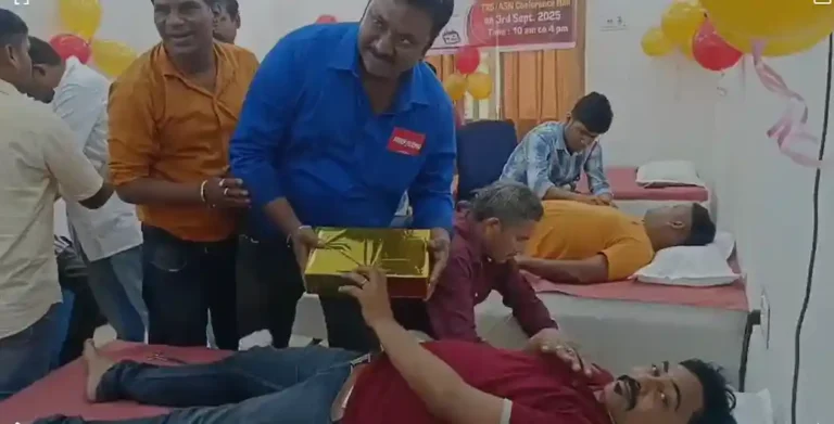 🚩 আসানসোলে রেলকর্মীদের মহৎ উদ্যোগ, টিআরএস অফিসে রক্তদান শিবির 1 ezgif 487ac91d6276a0