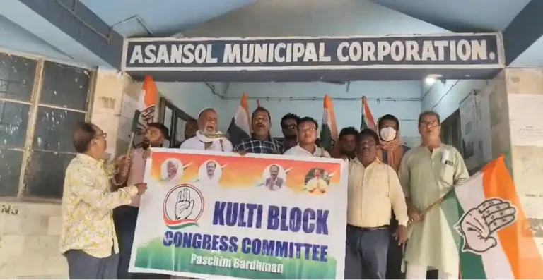 কুলটি বোরো কার্যালয়ের সামনে কংগ্রেসের ধর্না, রাস্তা সংস্কারের দাবি 1 ezgif 512e92de8b23f7