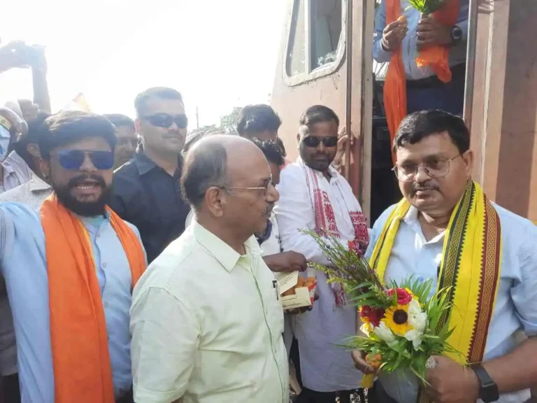 कुल्टी स्टेशन पर इंटरसिटी का ठहराव शुरू, विधायक अजय पोद्दार ने दिखाई हरी झंडी 1 ezgif 51a01bf773ceaa