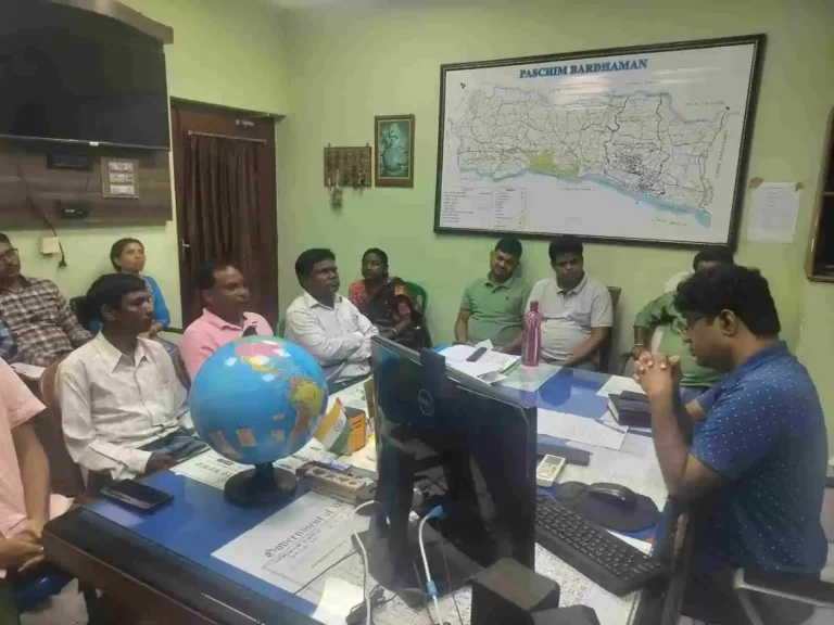 “आवास, जमीन और शिक्षा चाहिए” – रानीगंज में गूंजा आदिवासी समाज का हक़ की आवाज़ 1 ezgif 55cb72208b3a94