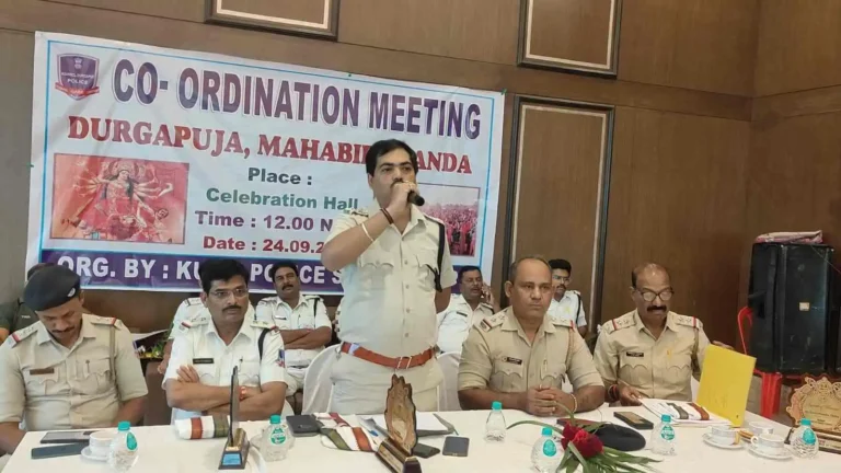 বরাকরে পুজো–ঝাণ্ডা ঘিরে সমন্বয় সভা, পুলিশের কড়া বার্তা 1 ezgif 585cd73cf2d976
