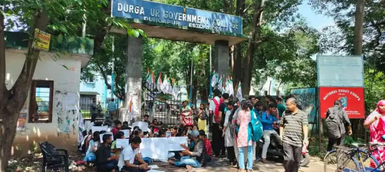 दुर्गापुर कॉलेज में तबादले का संग्राम: प्रिंसिपल के पक्ष में छात्र परिषद 1 ezgif 5d64ee10c8f9af