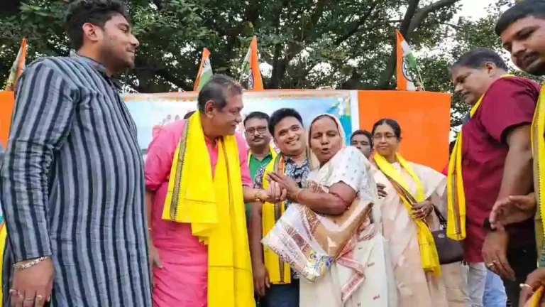 পাণ্ডবেশ্বরে দুর্গাপূজার আগে ৬০ হাজার মায়ের হাতে শাড়ির উপহার 1 ezgif 5f2f7768e8d795