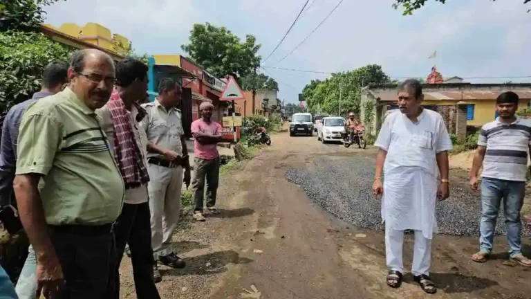 घटिया काम पर भड़के विधायक, पांडवेश्वर सड़क मरम्मत कार्य तुरंत रुकवाया 1 ezgif 642a015cade059