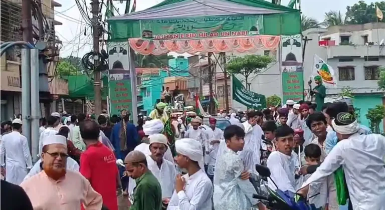 आसनसोल में धूमधाम से मना 1500वां नबी दिवस, अमन और भाईचारे का पैगाम 1 ezgif 67537e85e3694a