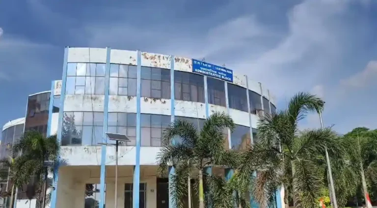 RSS এজেন্ডা না আধ্যাত্মিক জ্ঞান? NIT দুর্গাপুরে শঙ্করাচার্যকে ঘিরে তোলপাড় 1 ezgif 6d724132ce1397