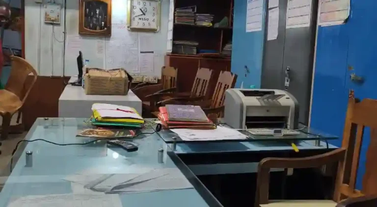 ⏰ কাঁকসা গ্রাম পঞ্চায়েত অফিসে কর্মচারী গায়েব, সকাল ১১টা পর্যন্ত তালা ঝুলে কাজ বন্ধ 1 ezgif 7099ff24fcbe7f