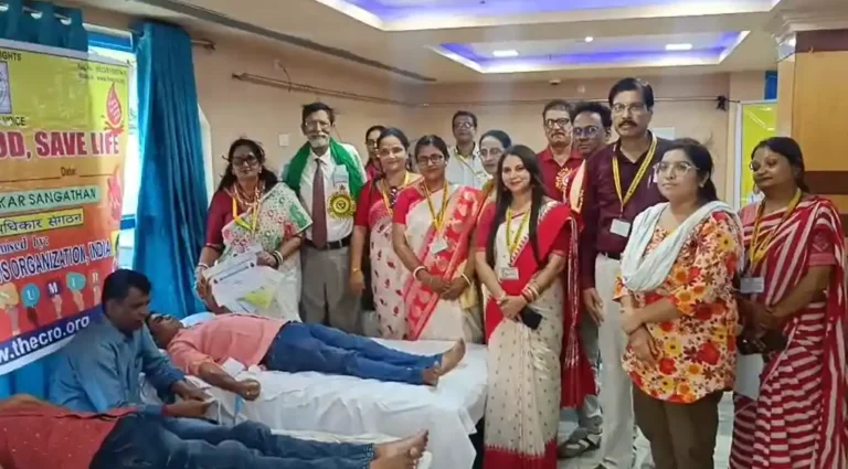 আসানসোলে রক্তদানের জোয়ার: রবীন্দ্র ভবনে ভিড় জমালেন শতাধিক দাতা 1 ezgif 78e6413ba22bba