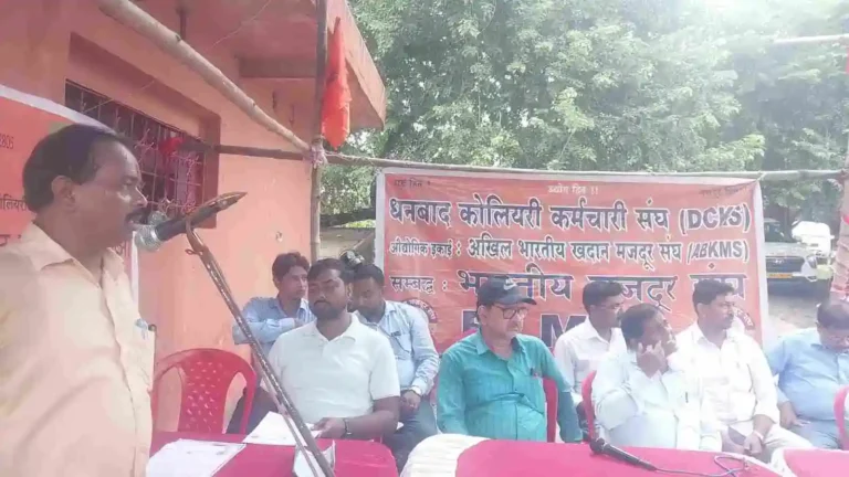 बराकर में बीसीसीएल कर्मियों का हल्लाबोल, 17 सूत्री मांगों के साथ धरना प्रदर्शन 1 ezgif 79d9527f5ab863