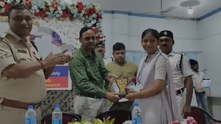 ЁЯЪж рд░рд╛рдиреАрдЧрдВрдЬ рдореЗрдВ рдмрдЪреНрдЪреЛрдВ рдиреЗ рдмрдирд╛рдИ рдЯреНрд░реИрдлрд┐рдХ рд╕реБрд░рдХреНрд╖рд╛ рдХреА рддрд╕реНрд╡реАрд░реЗрдВ, рдкреБрд▓рд┐рд╕ рдиреЗ рджреА рдЦрд╛рд╕ рд╕реАрдЦ 1 ezgif 7bfb7d61cc0cd4