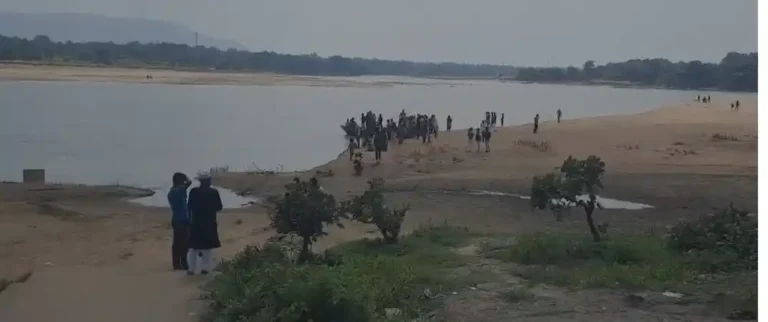 ⚠️ প্রশ্নের মুখে প্রশাসন, নদী পাহারায় এত গাফিলতি কেন? ক্ষোভে ফুঁসছে স্থানীয়রা 1 ezgif 7d7b0997aff598