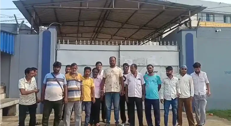 एजी चर्च स्कूल में हंगामा, प्रिंसिपल को हटाने पर भड़के अभिभावक 1 ezgif 7dfb0f948be2a2