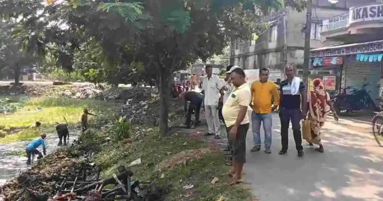 ২০০ বছরের ঐতিহ্য! শ্রীপুর রোডের পুকুরে ছটপুজোর প্রস্তুতি শুরু 1 ezgif 83864890dd4ee3