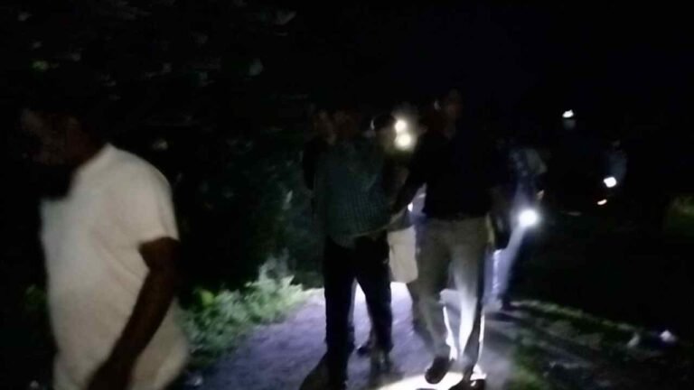 सोशल मीडिया विज्ञापन के बहाने ठगी करने वाला गिरोह अंडाल से धराया, मास्टरमाइंड फरार 1 ezgif 863f38c7142a91