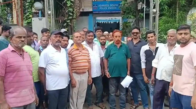 রেল পুলিশের বিরুদ্ধে ছোট দোকানদারদের হেনস্থার অভিযোগে তৃণমূলের ঝড় 1 ezgif 8d31434d1ea80f