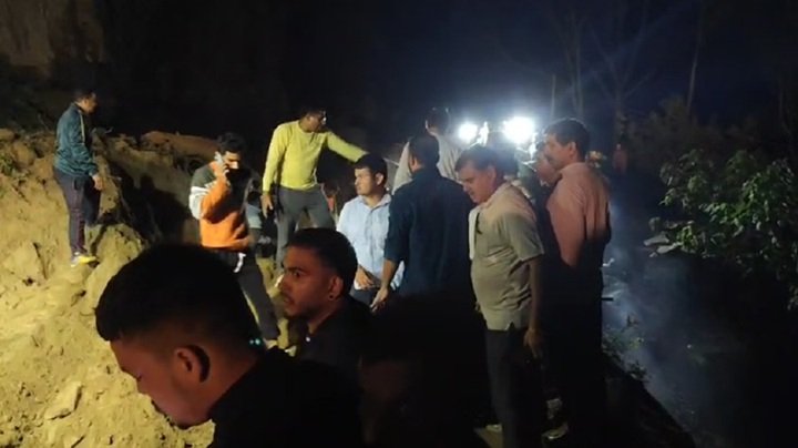 हिमाचल में बड़ा हादसा: बस पर गिरा पहाड़ का मलबा, 18 लोगों की मौत, कई अंदर फंसे 2 0