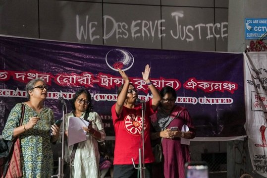 Reclaim the Night: दुर्गापुर मामले पर बंगाल में रोष, आधी रात को सड़कों पर प्रदर्शन 1 2 19