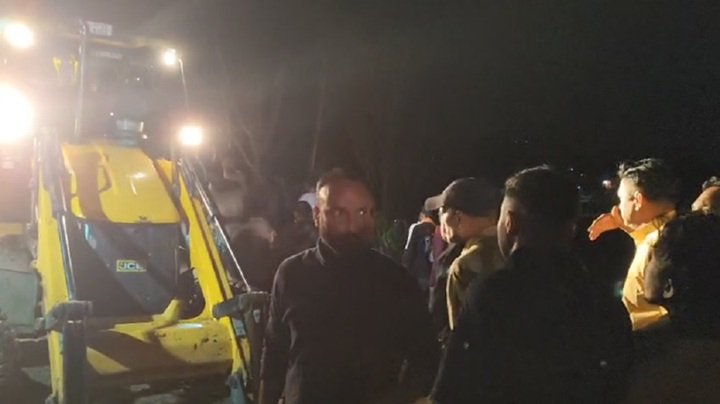 हिमाचल में बड़ा हादसा: बस पर गिरा पहाड़ का मलबा, 18 लोगों की मौत, कई अंदर फंसे 3 2 6