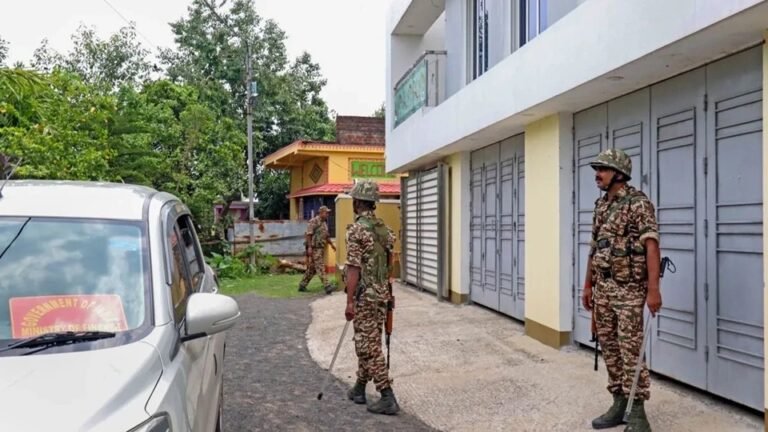 💰 নকল QR কোড, ডুপ্লিকেট ট্রাক নম্বর আর কোটি টাকার ঘুষ! বালু ব্যবসার কেলেঙ্কারিতে কাঁপছে বাংলা 1 3 17