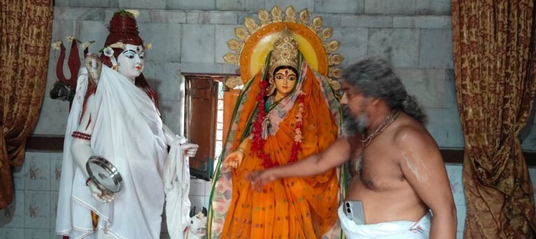 बराकर के गौरांग मंदिर में चोरी! मां अन्नपूर्णा देवी की मूर्ति खंडित, सोने-चांदी के गहने गायब 1 5cb40fd0 9bbd 4f91 9523 d3303a219b18