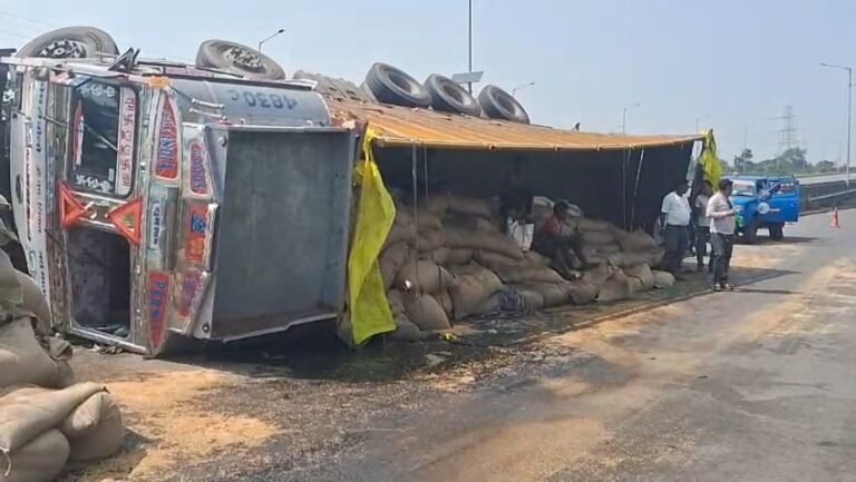 ЁЯЪЫ рдХреЛрд▓рдХрд╛рддрд╛ рдЬрд╛ рд░рд╣рд╛ рдЧреЗрд╣реВрдБ рд╕реЗ рднрд░рд╛ рдЯреНрд░рдХ рдХреБрд▓реНрдЯреА рдореЗрдВ рдкрд▓рдЯрд╛, рдмрд╛рд▓-рдмрд╛рд▓ рдмрдЪреЗ рд▓реЛрдЧ! 1 6876b5f1 a5d4 420c 8c4d 83673d2de3ee