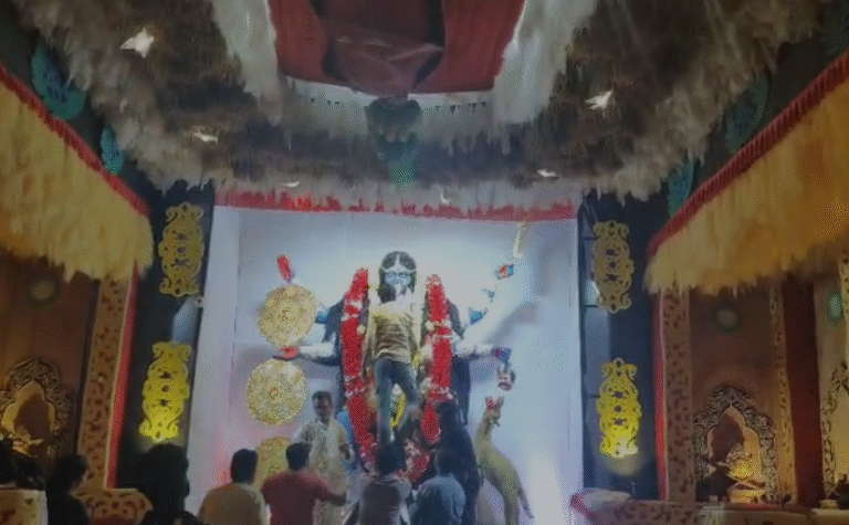 ‘জন্মদাত্রী মা’ থিমে ৬৭ বছরে কুলটি তরুণ সংঘের কালীপূজা — মাতৃত্বের মহিমায় ভাসছে শহর 1 Screenshot 2025 10 20 004509