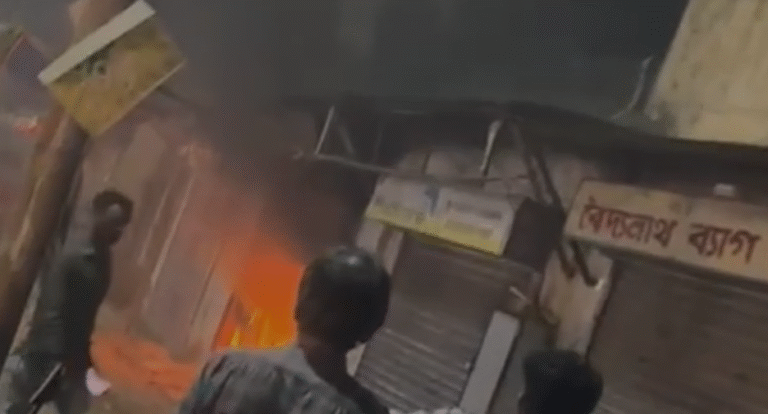 কালীপুজোর রাতে আগুনে ছাই দুর্গাপুরের বিউটি পার্লার, ক্ষতি লক্ষাধিক টাকার! 1 Screenshot 2025 10 21 115232