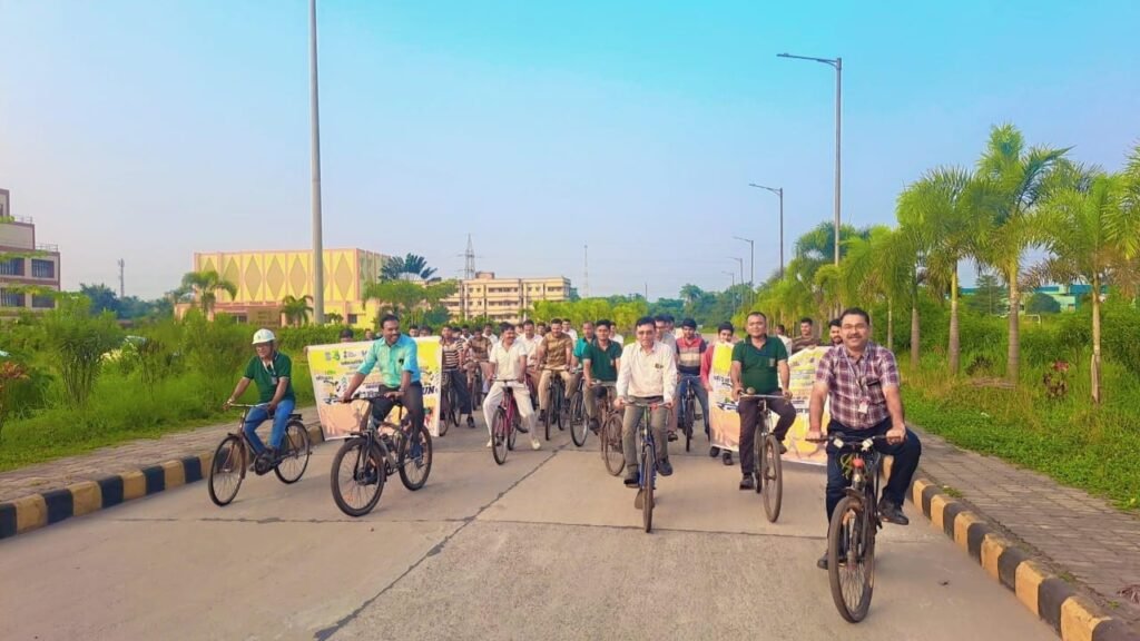 डीवीसी डीएसटीपीएस में “फिट इंडिया स्वच्छता फ्रीडम रन 6.0 – क्लीन इंडिया, हेल्दी इंडिया” साइकिल रैली का आयोजन 3 WhatsApp Image 2025 10 13 at 5.08.49 PM