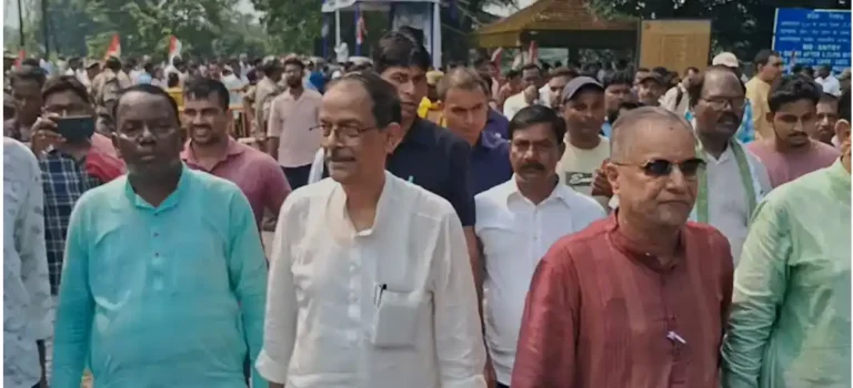 মন্ত্রী মলয় ঘটকের নেতৃত্বে তৃণমূল কর্মীদের বিক্ষোভ, দাবি—আগে রাজ্যকে জানাতে হবে জল ছাড়ার সিদ্ধান্ত 1 ezgif 111ce25522abb0