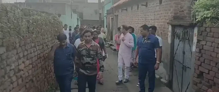 জামুড়িয়ায় আতশবাজি নিয়ে তৃণমূলের গোষ্ঠীসংঘর্ষ, মহিলা কাউন্সিলরের মারধরের অভিযোগ 1 ezgif 13de18796f3a6c