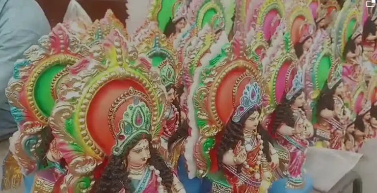 आसनसोल में बारिश ने रोकी लक्ष्मी प्रतिमा की बिक्री, फिर भी दाम स्थिर 1 ezgif 1449c20f1c987f