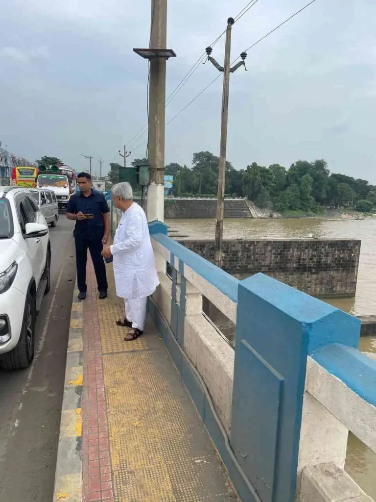 দামোদরে জলের চাপ বৃদ্ধি, দুর্গাপুর ব্যারেজে মন্ত্রী প্রদীপ মজুমদারের হানা 1 ezgif 16a157bbb84fe9