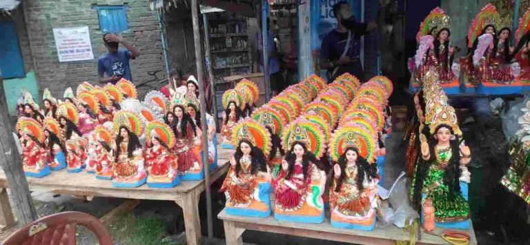 দুর্গাপুরে লক্ষ্মীপূজা: আকাশছোঁয়া দামের মাঝেও জমজমাট কেনাকাটা 1 ezgif 1a722da1ad5929