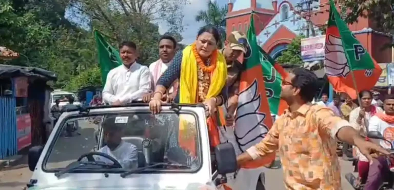 बीमारी से उबरने के बाद लौटीं अग्निमित्रा पाल, आसनसोल में उमड़ा जनसैलाब 1 ezgif 2555f76335736b