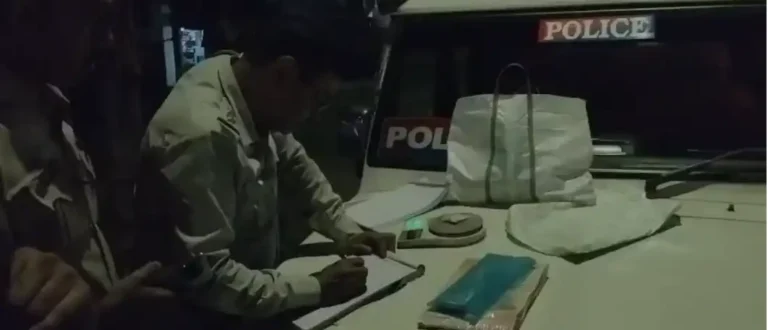 🚨 লছিপুরে পুলিশের অভিযান, স্কুটিতে লুকানো ১০ গ্রাম হেরোইনসহ যুবক ধরা! 1 ezgif 26eae65285443b