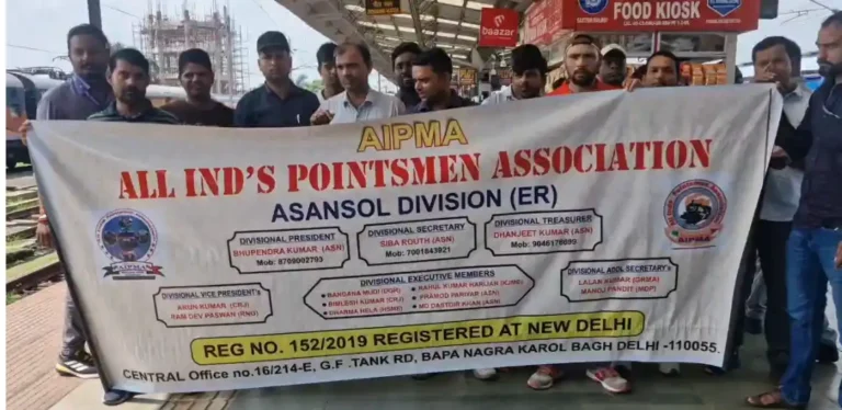 আসানসোল রেল স্টেশনে পেনশনভোগীদের বিক্ষোভ, রেল কর্তৃপক্ষকে স্মারকলিপি পেশ 1 ezgif 2b001205be13fa