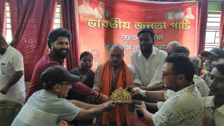 🎉 বরাকরে বিজেপির ‘বিজয় উৎসব’, কর্মীদের হাতে পোশাক ও মিষ্টি তুলে দিলেন বিধায়ক পোদ্দার! 1 ezgif 2b3db150ef2734