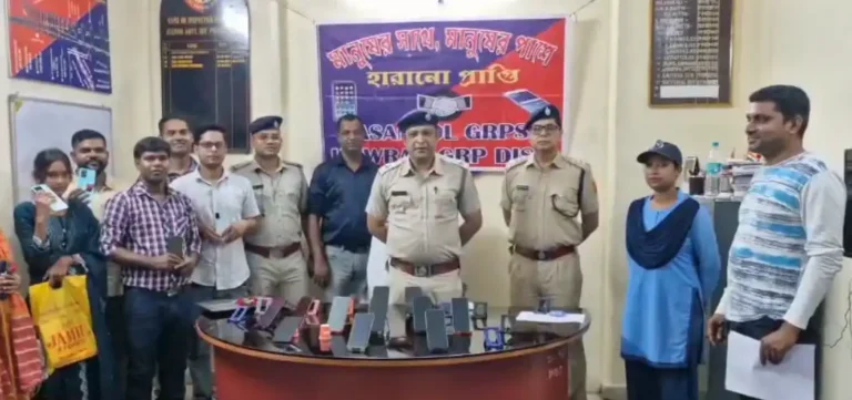 आसनसोल जीआरपी का सराहनीय कदम — यात्रियों को लौटाए गए खोए मोबाइल फोन 1 ezgif 2eae9a341265ba
