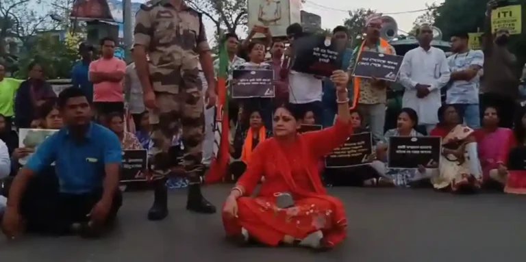 🔥 দুর্গাপুর গণধর্ষণে ক্ষোভে ফেটে পড়লেন অগ্নিমিত্রা পাল, আসানসোলে টায়ার জ্বালিয়ে বিক্ষোভ 1 ezgif 3de3a8ae6ae668