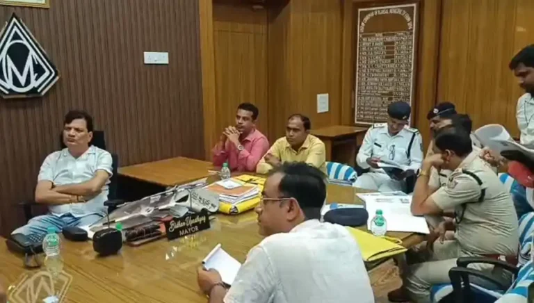 ЁЯЪж ржЖрж╕рж╛ржирж╕рзЛрж▓рзЗ рж╕рзЬржХ ржжрзБрж░рзНржШржЯржирж╛ рж░рзЛржзрзЗ ржорзЗржпрж╝рж░ ржмрж┐ржзрж╛ржи ржЙржкрж╛ржзрзНржпрж╛ржпрж╝рзЗрж░ ржХрзЬрж╛ ржкржжржХрзНрж╖рзЗржк 1 ezgif 407eb57f0879df