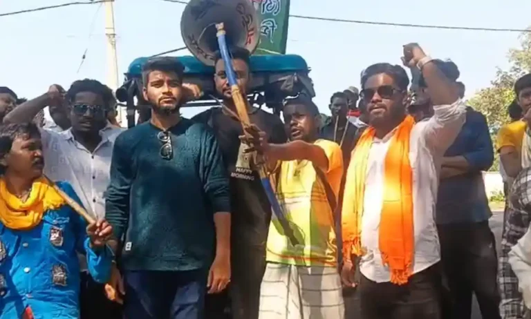 🏹 “আদিবাসী নির্যাতন বন্ধ করো” — তীর-ধনুক হাতে বিজেপির গর্জন জামুড়িয়ায় 1 ezgif 4082bc564e71bd