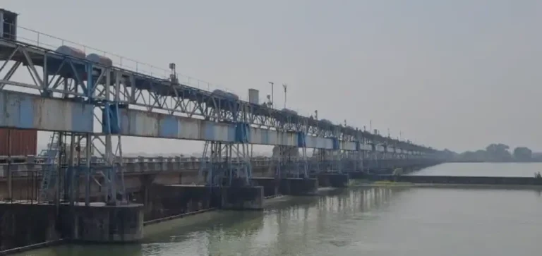 “দামোদর সবাইকে গিলে ফেলবে!” — কেন্দ্রের বিরুদ্ধে তৃণমূল মন্ত্রীদের বিস্ফোরণ 1 ezgif 40cff45e0a81c2