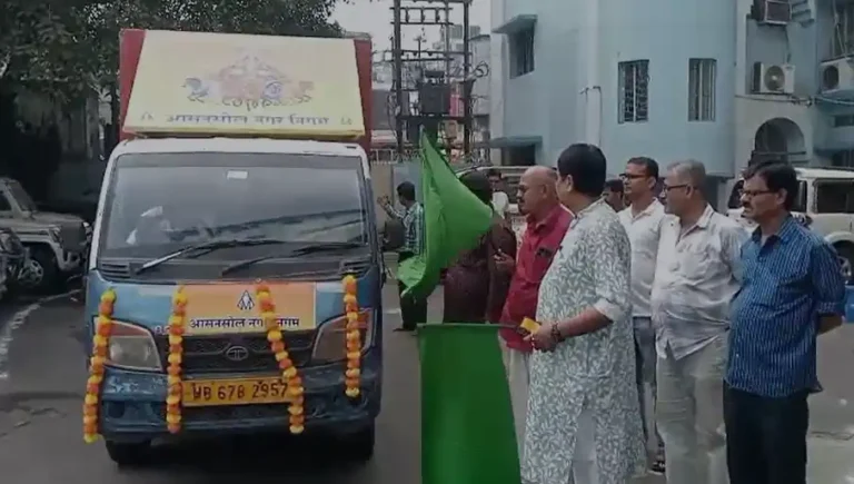 ছট উৎসবের ঢেউ আসানসোলে! নগর কর্পোরেশনের প্রদর্শনী গাড়ি বাজাবে ছট মাইয়া গান 1 ezgif 42eff4abe29ce0