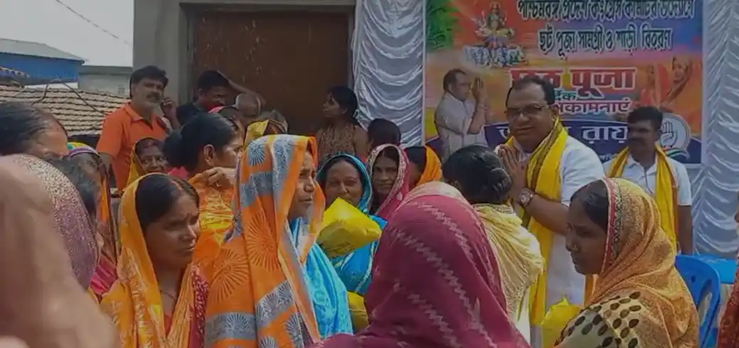 দুর্গাপুরে রাজ্য কংগ্রেসের উদ্যোগে ছটপুজোর উপকরণ ও শাড়ি বিতরণ 1 ezgif 4db66cb860f67f