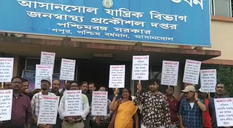 14 महीने से भुगतान बंद! आसनसोल में PHE कॉन्ट्रैक्टरों का जोरदार विरोध प्रदर्शन 1 ezgif 518a5adbcae916