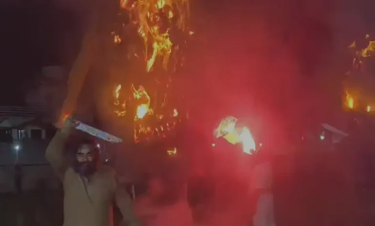 অশুভের বিনাশ, শুভের জয়ধ্বনি—লক্ষ্মীনারায়ণ মন্দির চত্বরে রাবণ দহন 1 ezgif 5cf04d2453a322