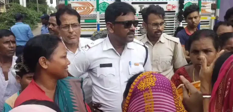 ЁЯЪ▒ 20 рджрд┐рди рд╕реЗ рдкрд╛рдиреА рдЧрд╛рдпрдм! рдЖрд╕рдирд╕реЛрд▓ рдХреЗ рдЪрдВрджрд╛ рдЧрд╛рдВрд╡ рдореЗрдВ рдЙрдмрд╛рд▓ рдкрд░ рдЬрдирддрд╛ рдХрд╛ рдЧреБрд╕реНрд╕рд╛ 1 ezgif 5d46b5580bd914