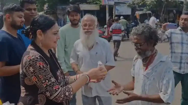 ‘মাটির প্রদীপই আমাদের সংস্কৃতি’ — দীপাবলিতে স্বদেশি বার্তা দিলেন অগ্নিমিত্রা পাল 1 ezgif 62639499ea75f2
