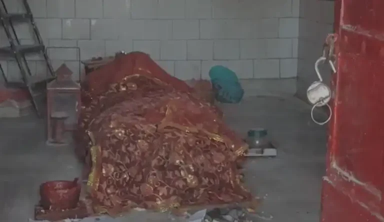 आसनसोल का रहस्यमय मंदिर! माँ काली को रखा जाता है जंजीरों में एक साल तक 1 ezgif 687a8644113892