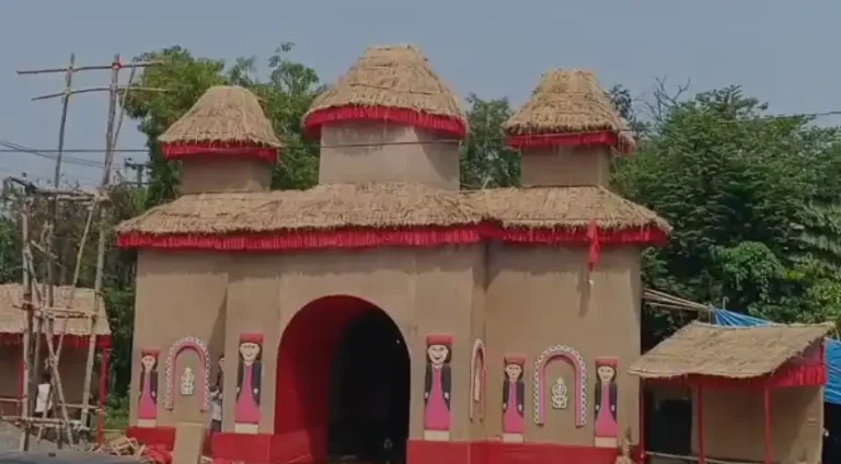 आसनसोल ट्रैफिक काली पूजा: 72 साल की परंपरा, इस बार ‘ग्राम बंगला’ थीम पर खास आकर्षण 1 ezgif 7956da4578b215